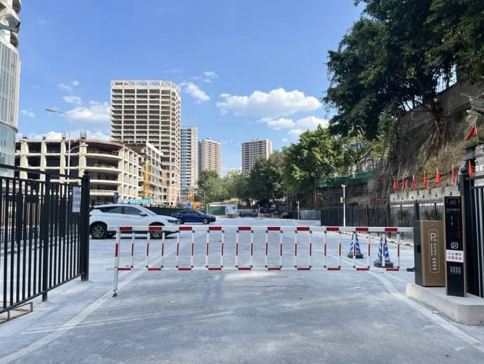 ▲中迪广场外侧停车场