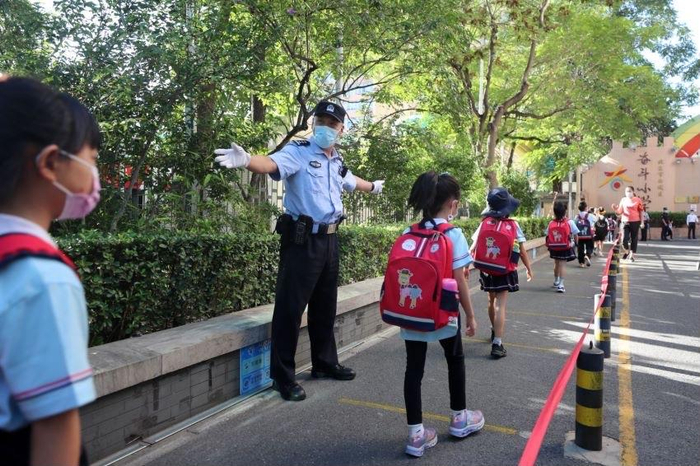 中小幼学校门前民警在疏导学生上下学。北京西城公安供图