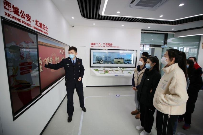 西单更新场警务站，民警在给来访者介绍警务工作。北京西城公安供图