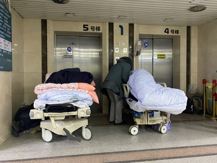 2022年12月15日下午，北京大学第一医院急诊的患者太多，大厅的电梯门口放着两张临时病床。新京报记者 乔迟 摄