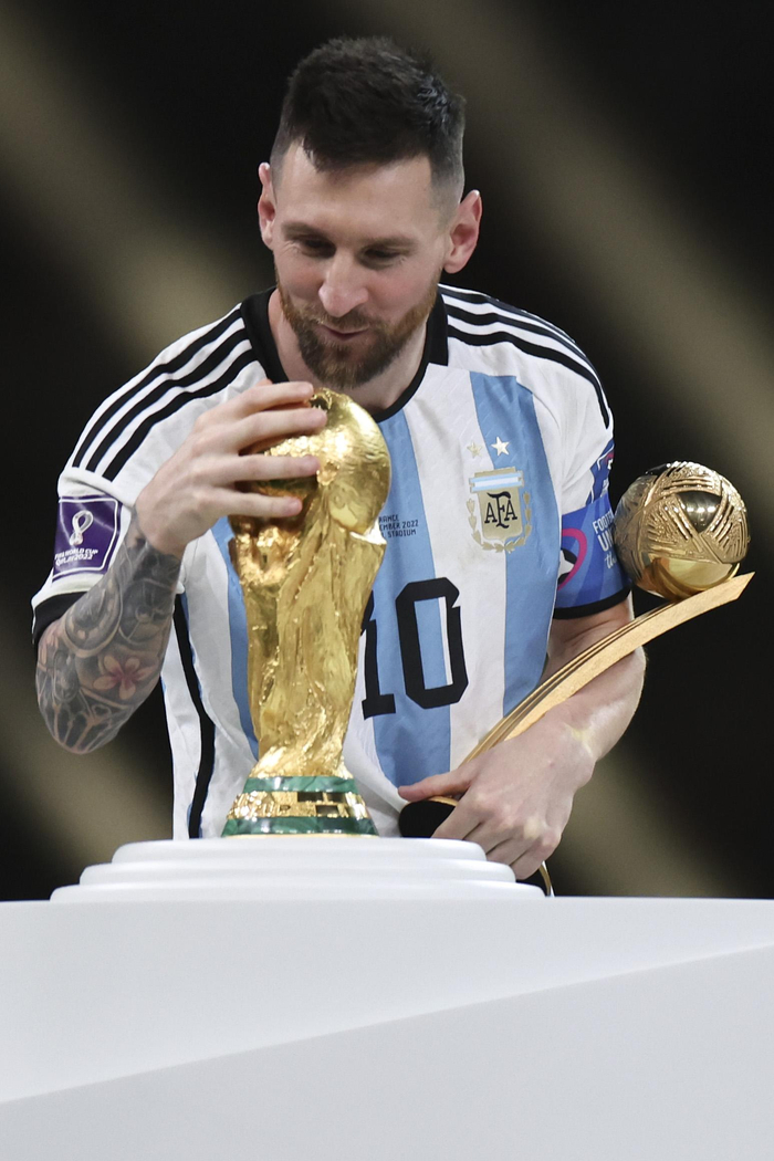 金球奖到手，梅西亲吻大力神杯。  图/新华社