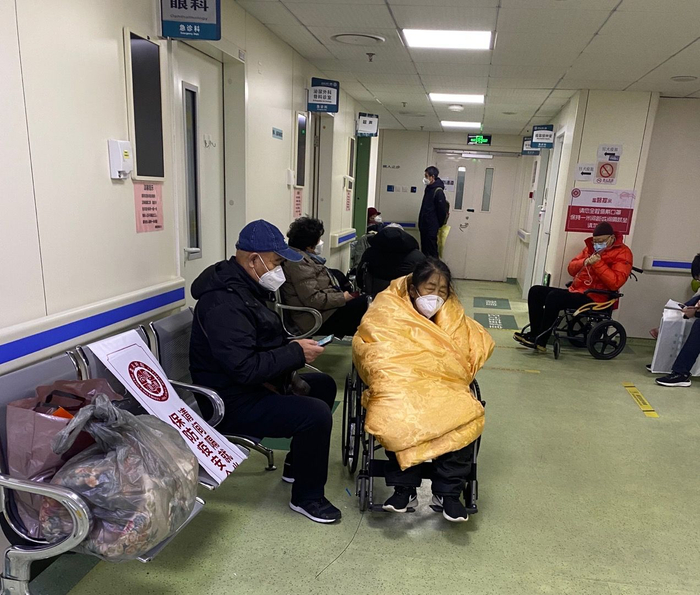 2022年12月15日下午，北京大学第一医院急诊的患者大多是老人，他们坐在轮椅上，等待着叫号看病。新京报记者 乔迟 摄
