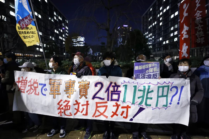 日本民众街头抗议，反对防卫预算扩张。图源：视觉中国