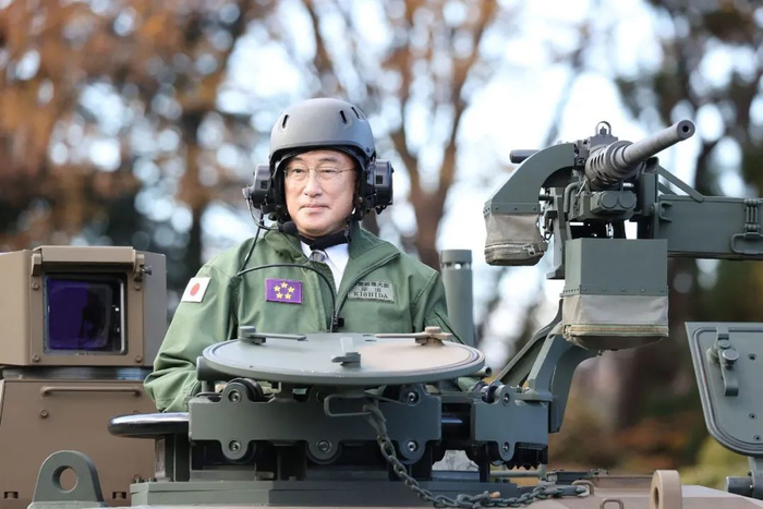 岸田文雄2021年在访问陆上自卫队朝霞基地期间乘坦克。图源：日媒