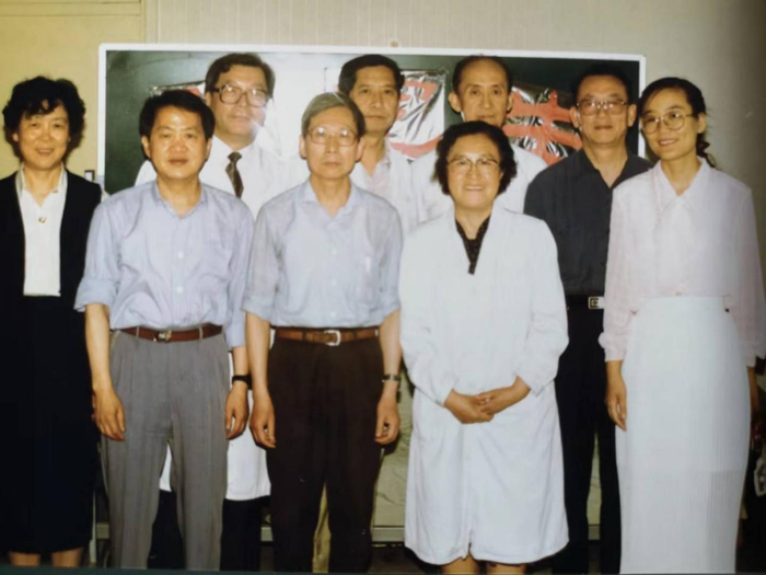 图1 沈琳教授研究生毕业与导师合影