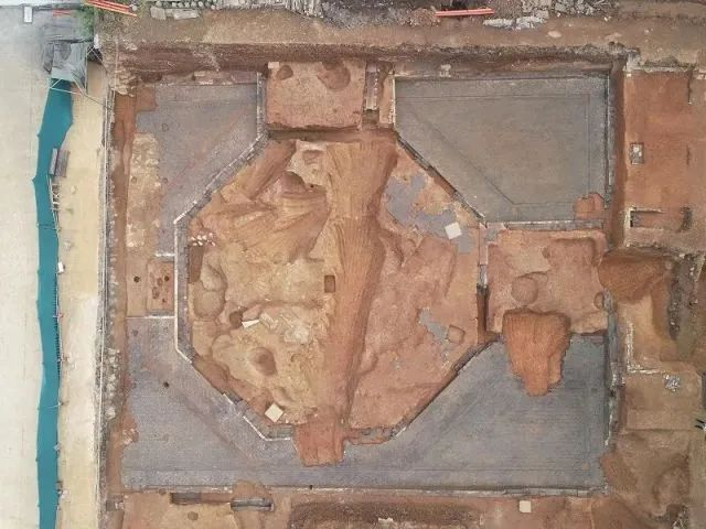 A地段第一期八边形台基及天井-西至东