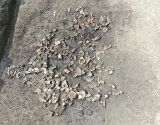 良渚文化晚期废弃陶片堆积 南-北