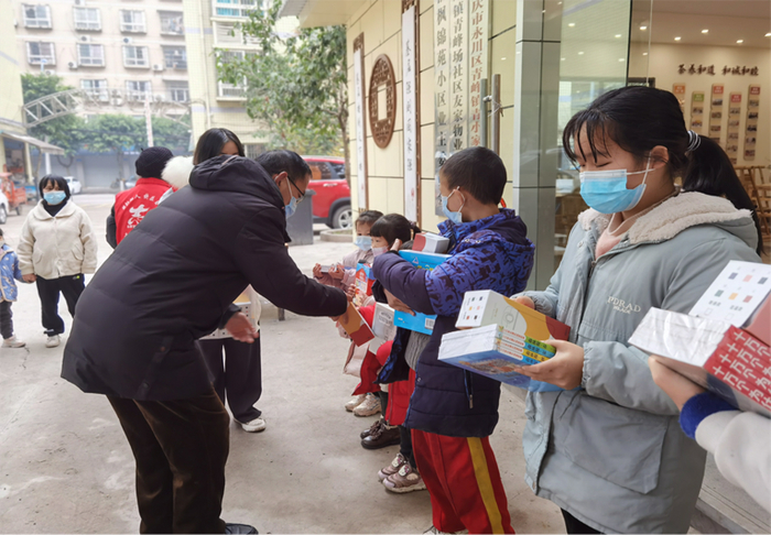 ▲永川“融汇爱心图书室”捐赠现场