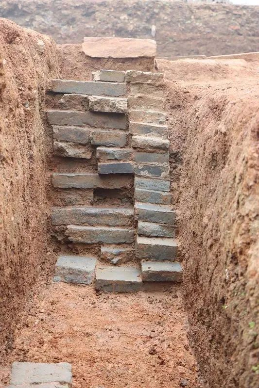 A地段第一期八边形夯土台基砖砌包边和压阑石剖面-西至东