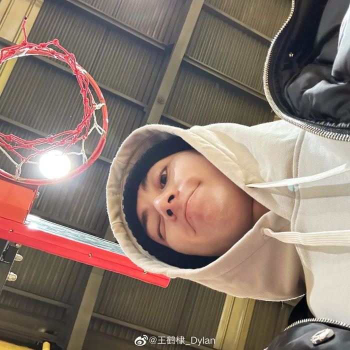 ▲忙碌过后，王鹤棣会找出一两天时间调整自己的状态，比如打打篮球。