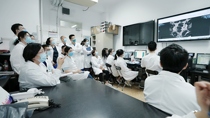 图3 沈琳教授与同事探讨病例