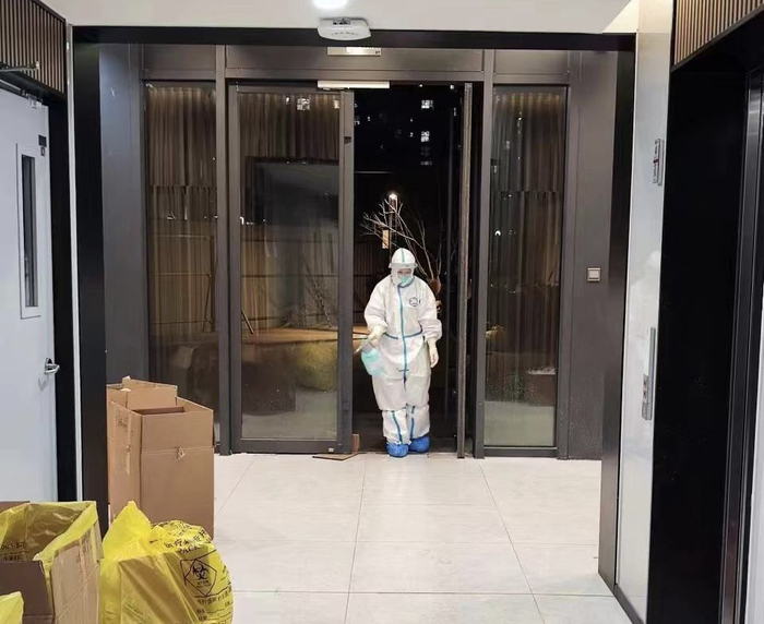 深夜，值班的医护在消毒。受访者供图