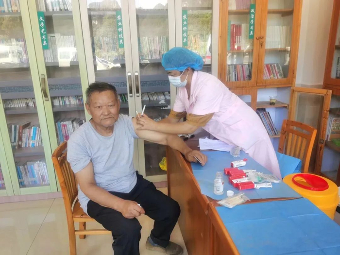 村民自己到村委会打疫苗。受访者供图