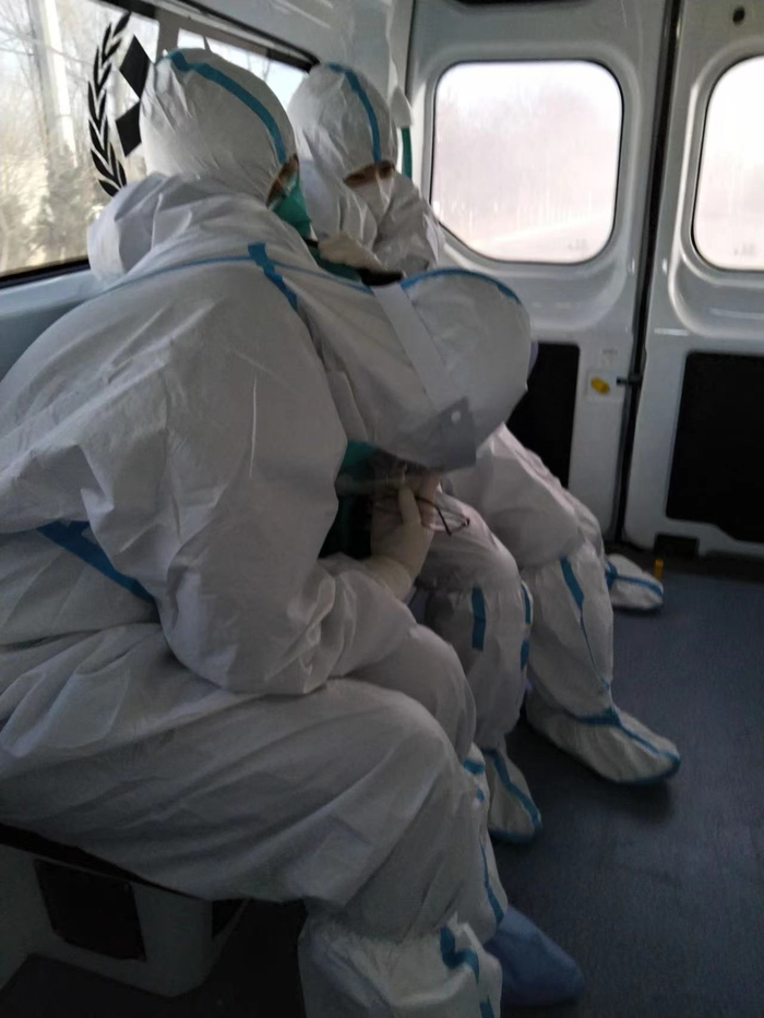 　抢救患者之后，几名医生忍不住抱在一起流泪。受访者供图