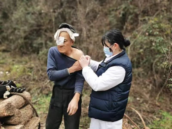 12月4日，乡卫生院的医护人员正在给老人打疫苗。受访者供图