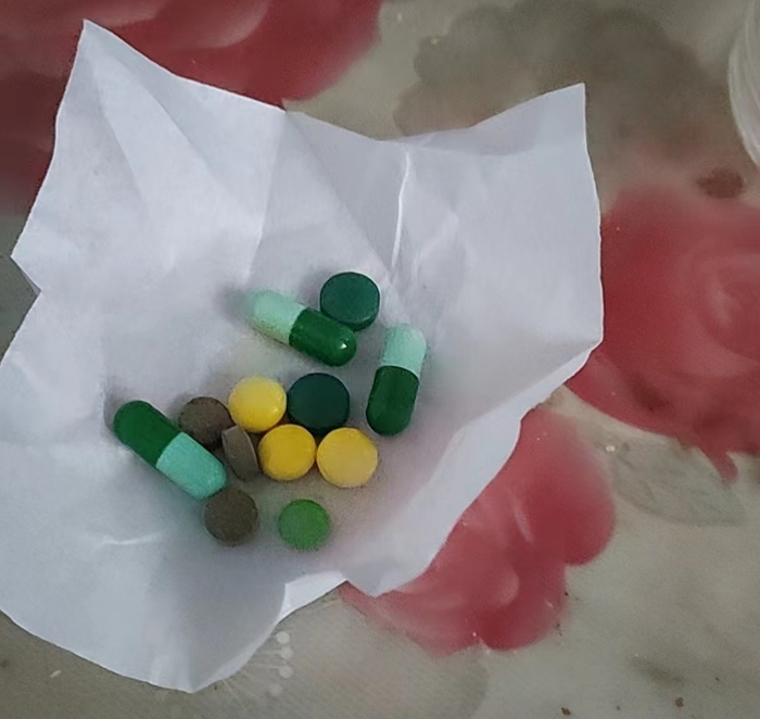 　大军从农村私人诊所开到的“散拼药”。受访者供图