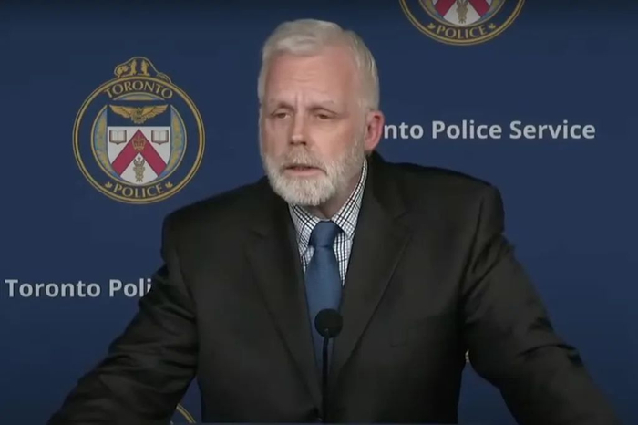 特里·布朗在新闻发布会上 图源：外媒