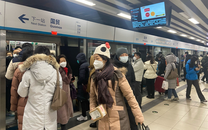 今天早高峰时段，地铁10号线双井站迎来大客流。新京报记者 王贵彬 摄