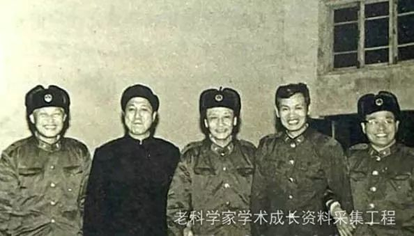 赵伊君（左三）与团队成员合影