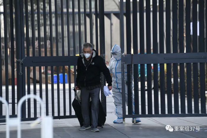 ▲12月9日，拎着行李出舱的患者。新京报记者王颖 摄