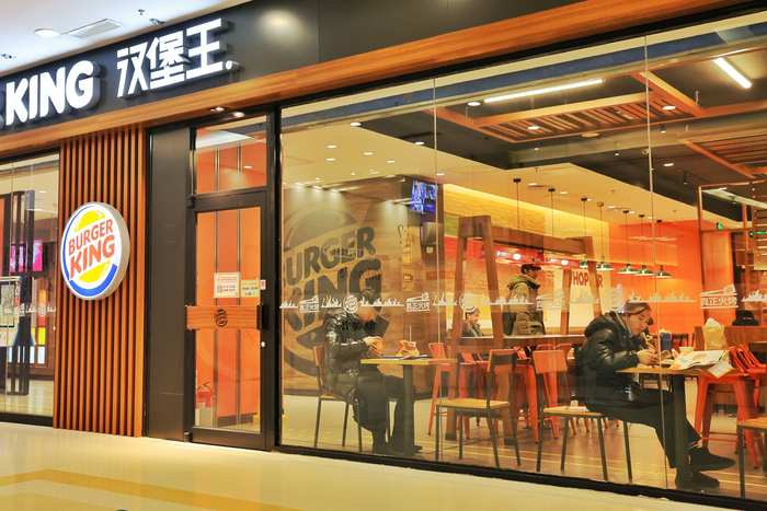12月22日下午，朝阳区一家汉堡王快餐店里，市民堂食用餐。 邓伟 摄