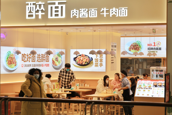 12月22日下午，朝阳区一家平价面馆里顾客络绎不绝。 邓伟 摄