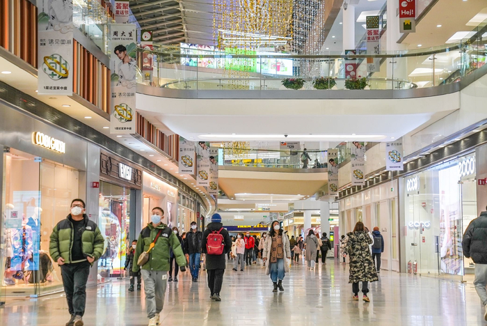 大兴西红门的荟聚广场，傍晚时分，顾客络绎不绝。武亦彬 摄 