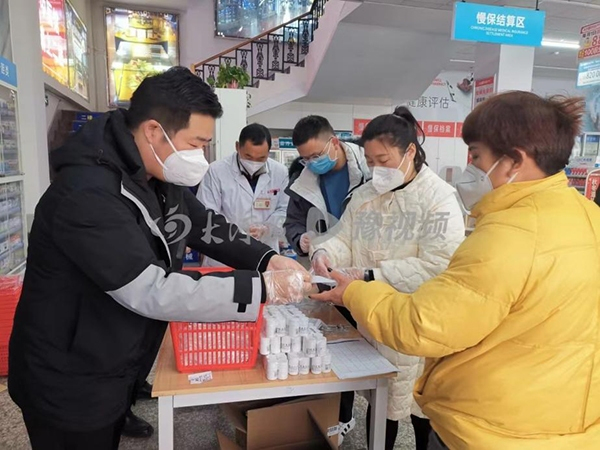 高济华中平台•高济同和堂大药房店员将退烧药免费发放给市民