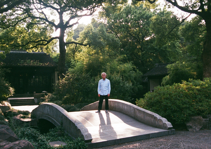 吴先生在公园留影。本文图片均为受访者提供