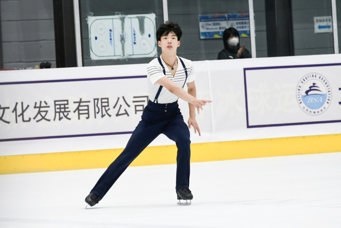 成年组、青年组男单冠军陈昱东