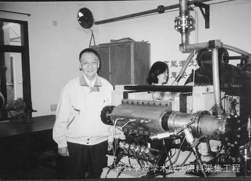 赵伊君在高能激光实验室