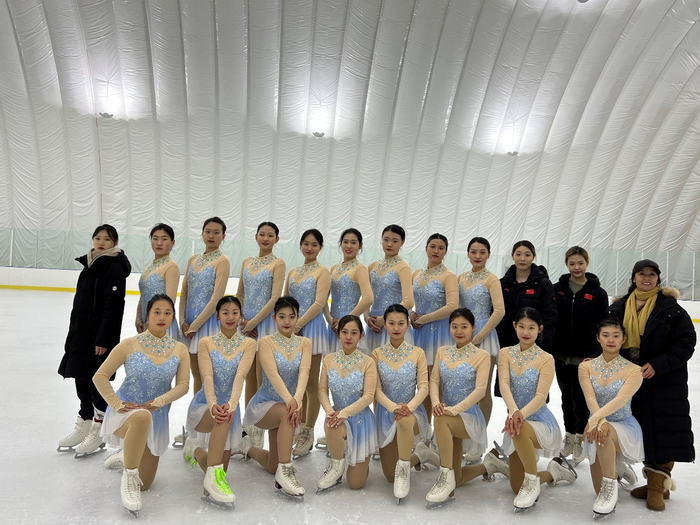 成年组队列滑冠军Ice Pearl队