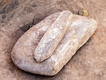 石磨棒和石磨盘（永定河文化博物馆提供）