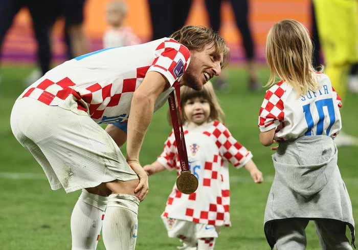 克罗地亚队核心球员莫德里奇在夺得季军后与孩子们庆祝 