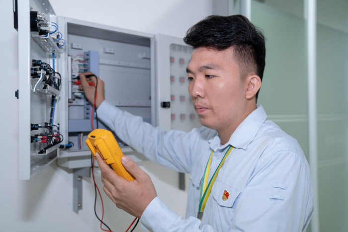 徐文涛在进行设备检查