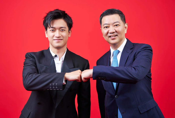 汇丰中国行长兼行政总裁王云峰与周冠宇（左）合影。