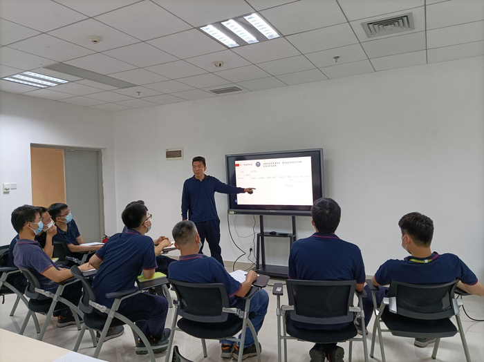 徐文涛正在课堂上辅导学员