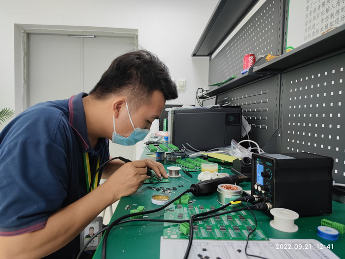 徐文涛正在工作室焊接考评平台板卡