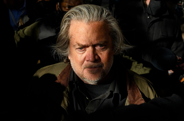 当地时间2021年11月15日，美国华盛顿，特朗普前政治顾问史蒂夫·班农在联邦法院出庭后离开。