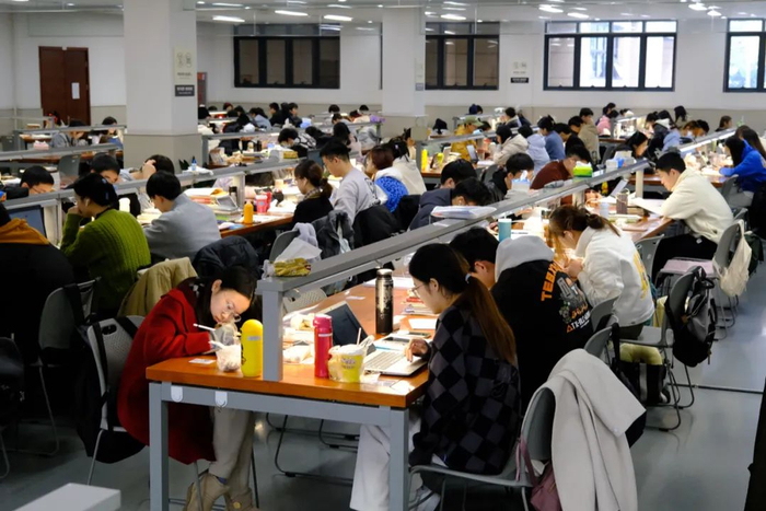 　　2022年12月7日，宁波大学真诚图书馆，同学们在认真学习，准备参加于12月24日至26日举行的2023全国硕士研究生招生考试。图/IC photo