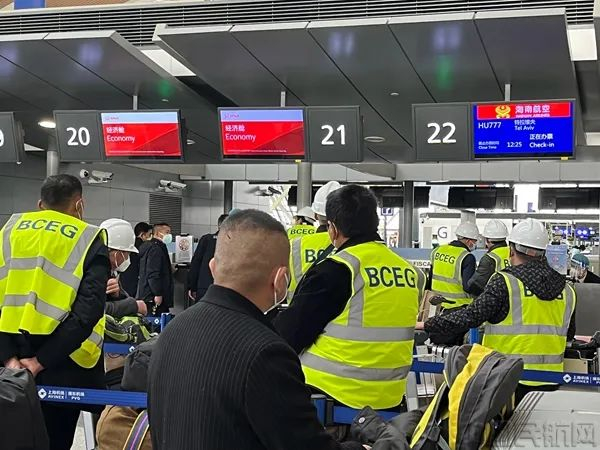 搭乘航班的旅客正在办理托运行李（本文图片均由黄梦圆拍摄）