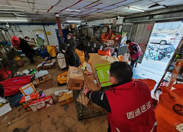 快递站小哥“拼手速”保配送