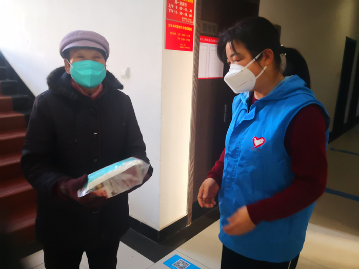 志愿者为老人送去健康包。怀柔区杨宋镇供图