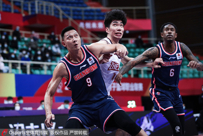 易建联（左）和余嘉豪在比赛中拼抢。