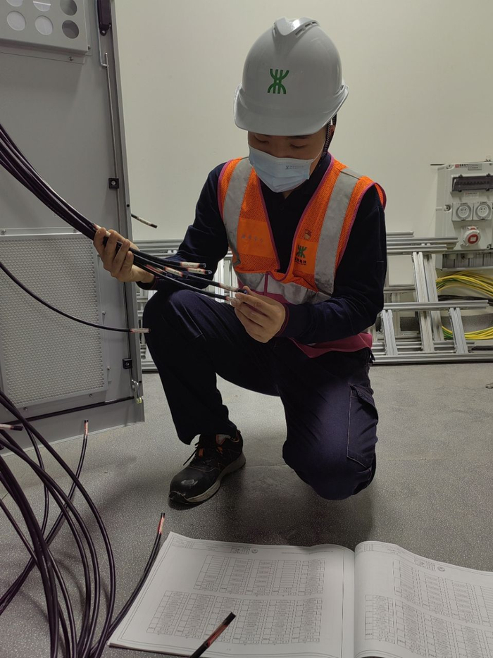 徐文涛检查6支信号设备电缆