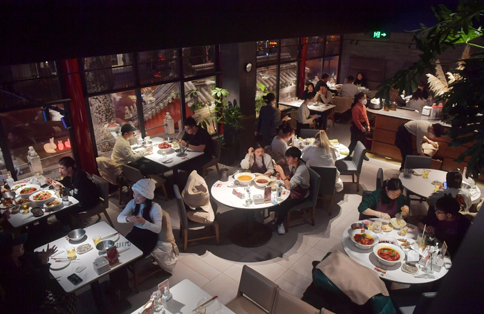 12月23日晚，胡大总店内的餐位已经基本坐满。新京报记者 李木易 摄