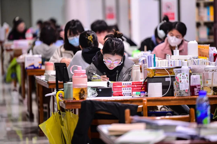 考生在图书馆备考