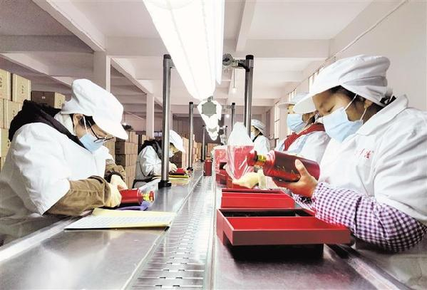 年关将至，为满足春节期间市场需求，赤水市一家酒企正加大生产力度，为春节用酒高峰做足准备。 张浪 摄 （贵州图片库发）