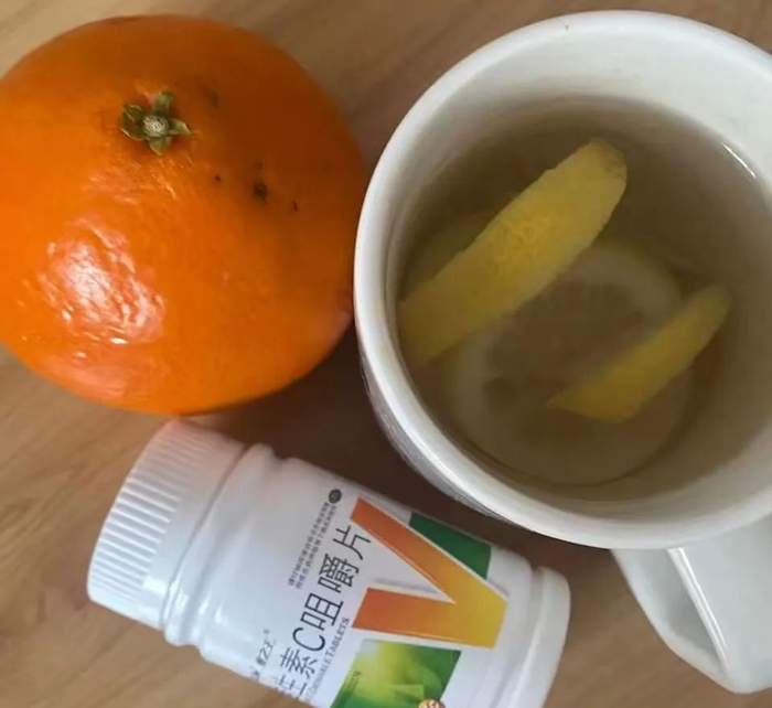 ▲自从室友得了新冠之后，李静每天都要吃橙子、VC咀嚼片，喝柠檬水。受访者供图