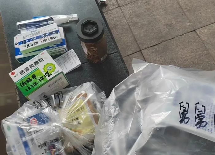 △一些市民提前给自己在农村生活的家人寄药
